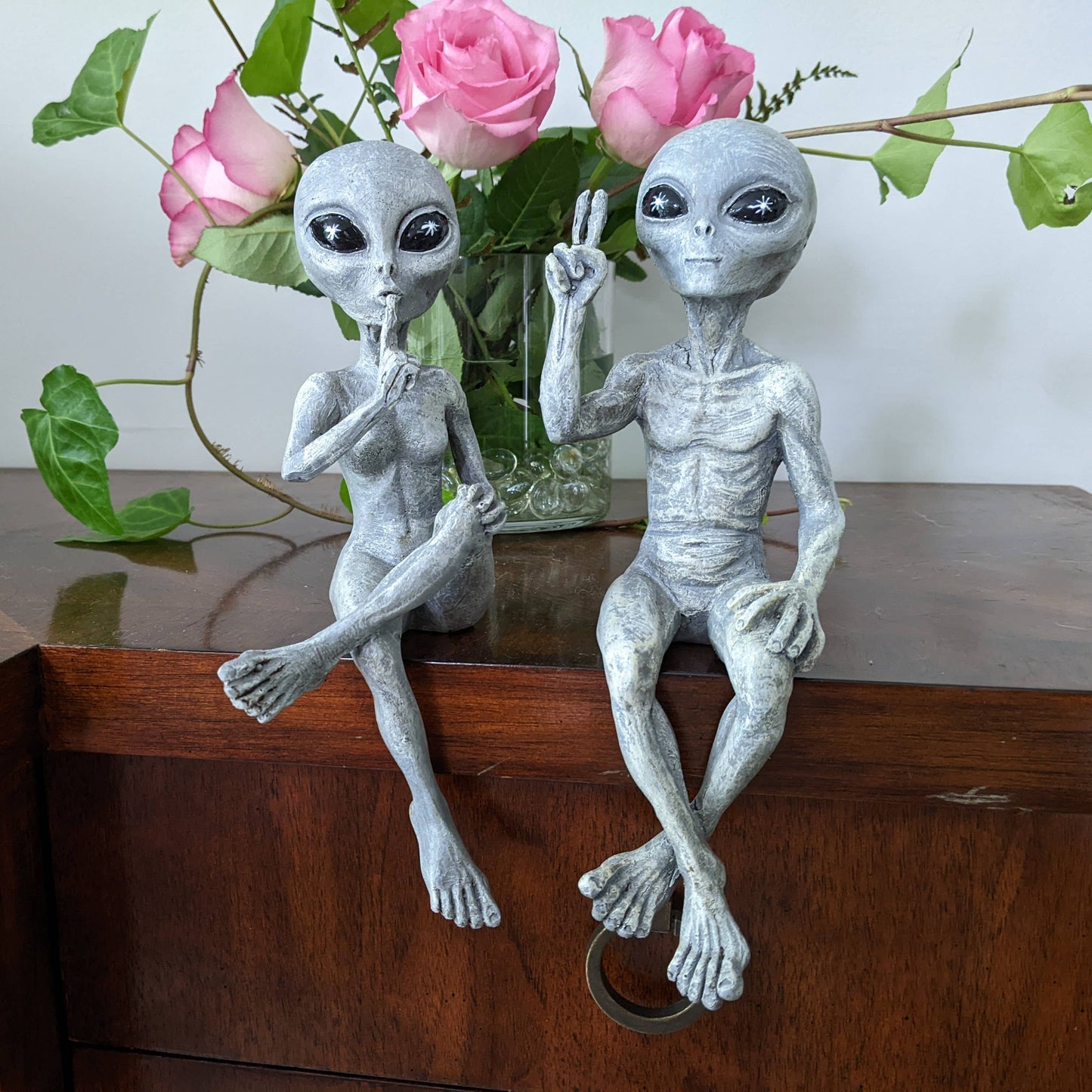 Alien Ledge Loungers “Quiet” 10″H Figurine: Gray
