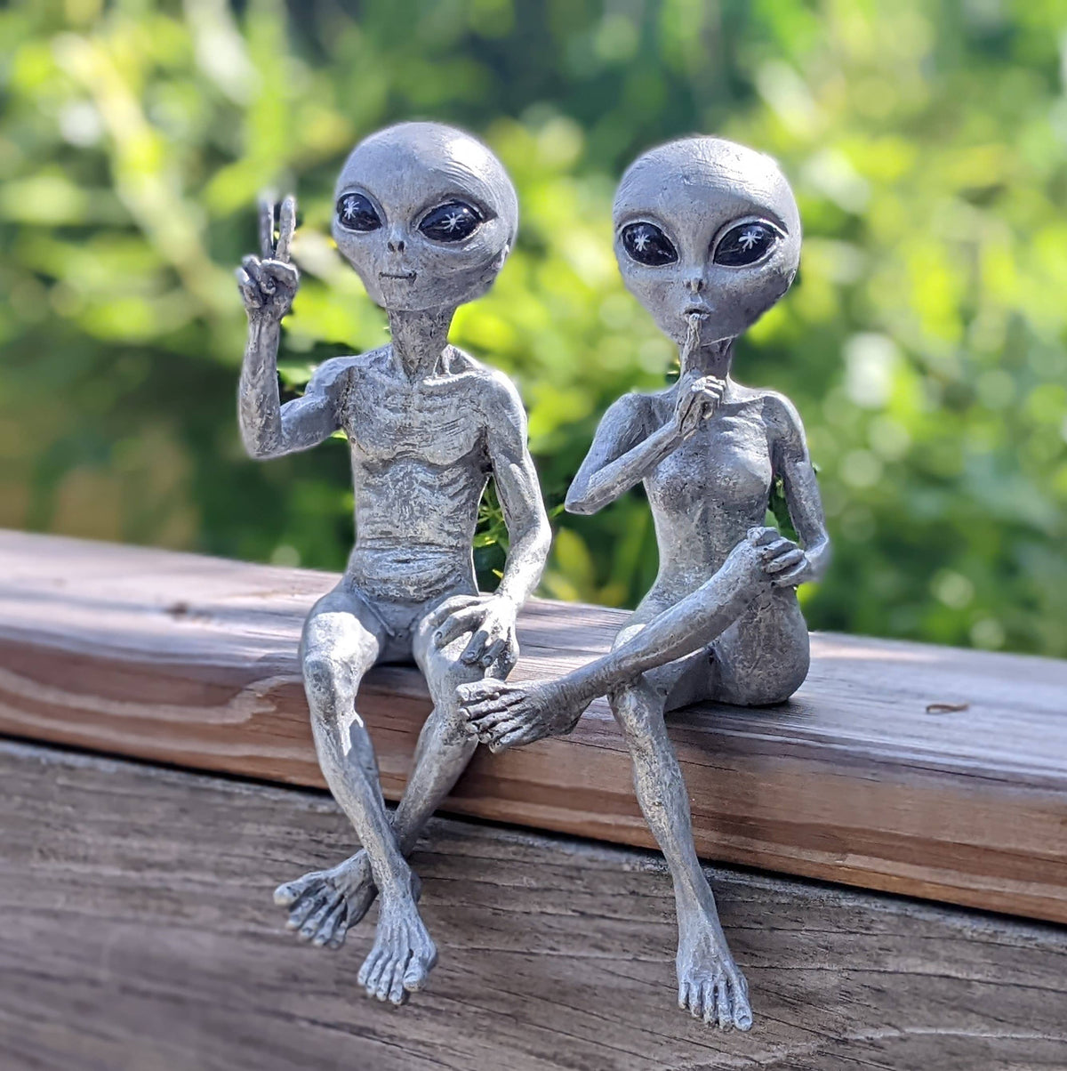 Alien Ledge Loungers “Peace” 10″H Figurine: Gray