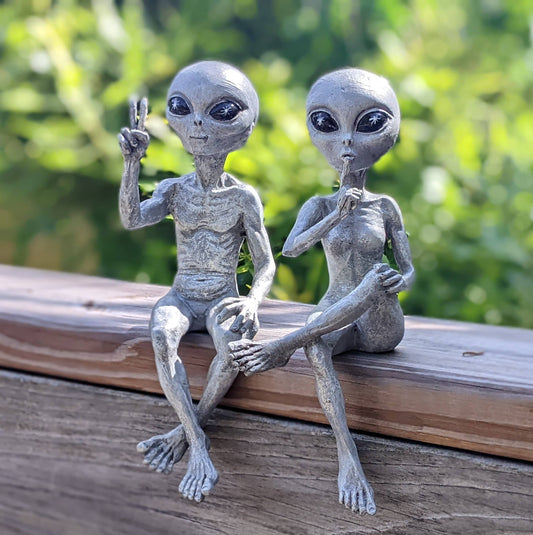 Alien Ledge Loungers “Peace” 10″H Figurine: Gray