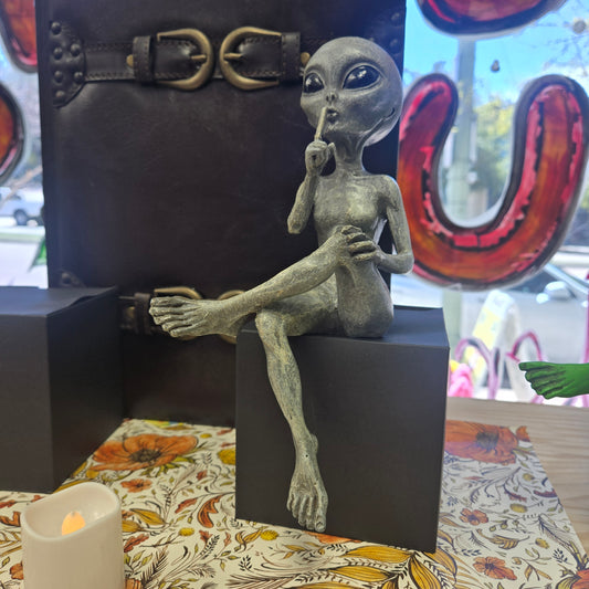 Alien Ledge Loungers “Quiet” 10″H Figurine: Gray