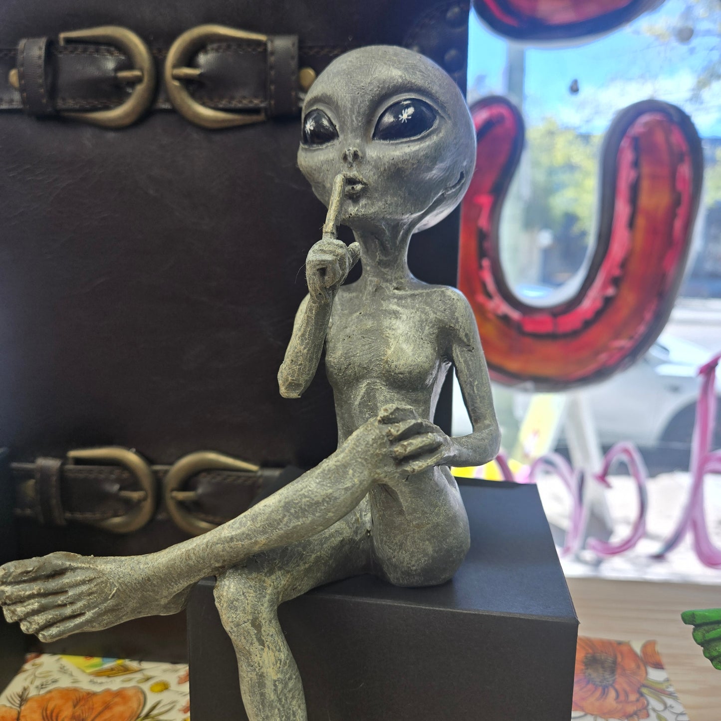 Alien Ledge Loungers “Quiet” 10″H Figurine: Gray