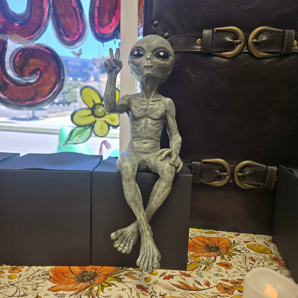 Alien Ledge Loungers “Peace” 10″H Figurine: Gray