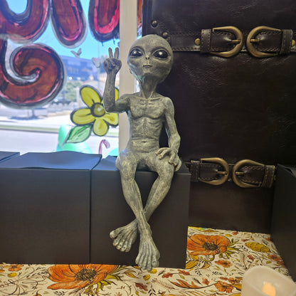 Alien Ledge Loungers “Peace” 10″H Figurine: Gray