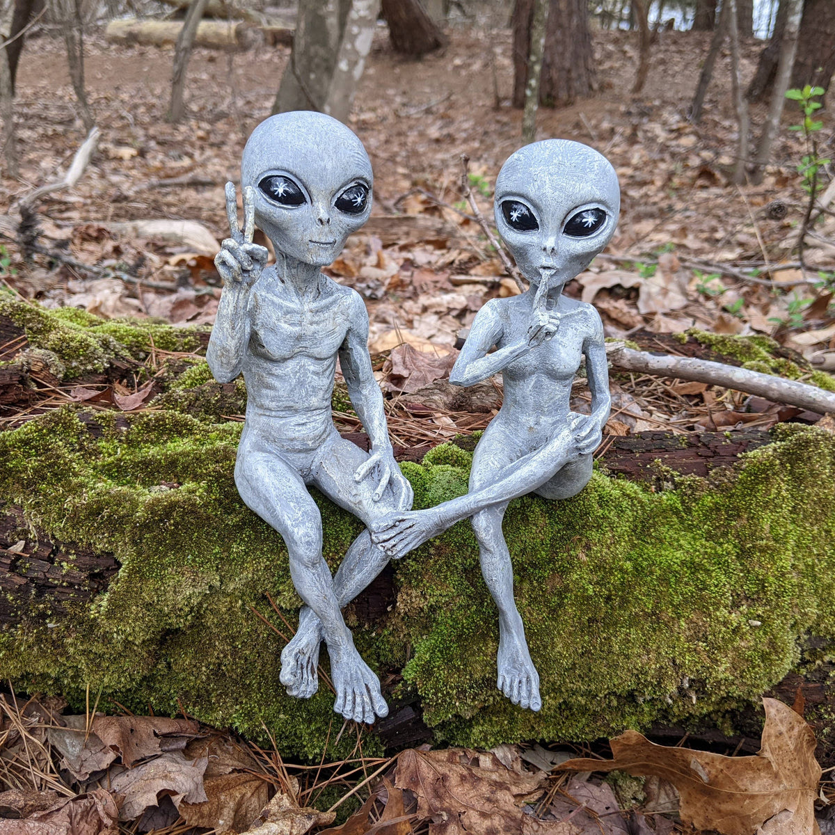 Alien Ledge Loungers “Peace” 10″H Figurine: Gray